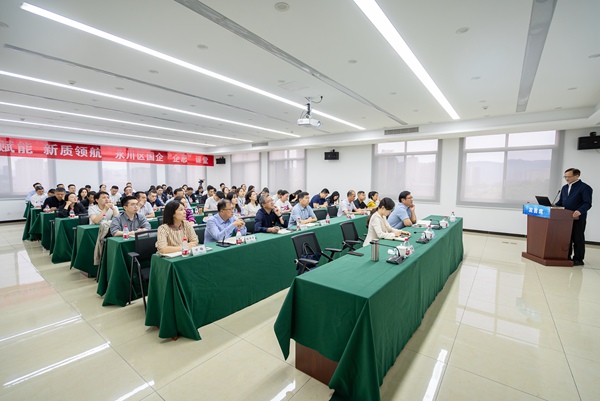 重慶大學校長助理朱才朝教授為國企干部員工授課。賴小龍攝