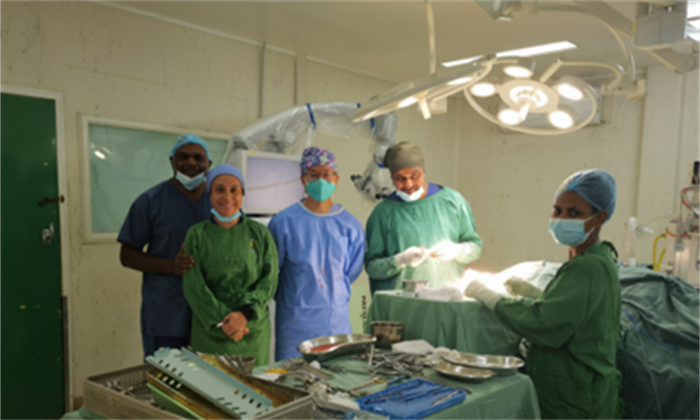 余星醫生完成手術后與巴新莫港醫務人員合影