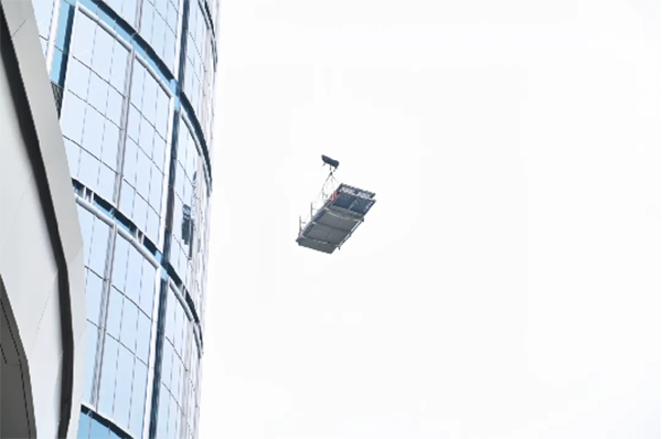 “幕墻沖刺決戰180天”，陸海國際中心幕墻繁忙的施工現場。重慶萬科供圖