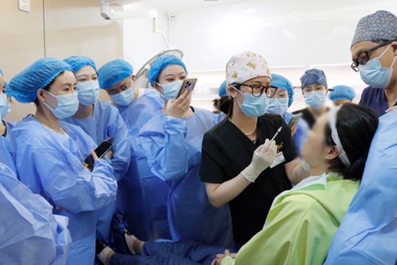 楊藝演示注射方式。重慶軍美醫療美容醫院供圖