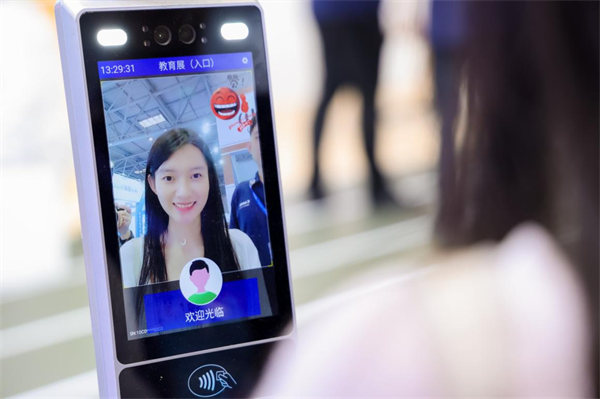 觀眾體驗笑臉識別門禁系統。佳能供圖