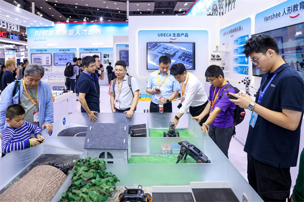 觀眾體驗多擬態人工智能教育機器人。優必選科技供圖