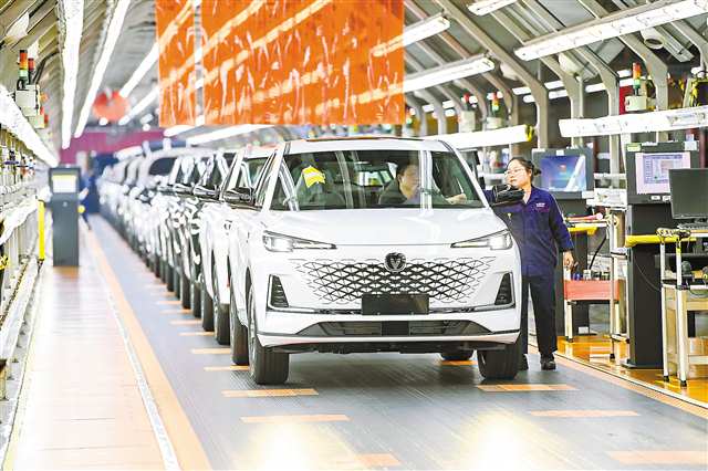 今年一季度，長安汽車銷量近七十萬輛。圖為兩江新區長安汽車二工廠總裝車間，等待下線的出口汽車。通訊員 王加喜 攝\視覺重慶