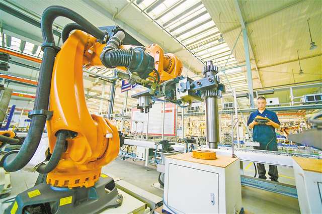 綦江齒輪傳動有限公司技術人員正在操控智能機械手臂。（資料圖片）特約攝影 陳星宇\視覺重慶
