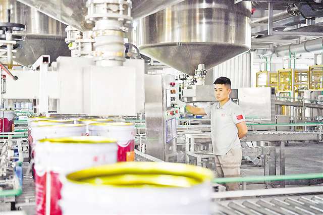 四月十七日，位于長壽經開區的亞士創能新材料（重慶）公司生產車間，工人在涂料產品運輸線上忙碌。記者 謝智強 攝\視覺重慶