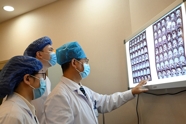 討論病情。重慶愛爾眼科醫院總院供圖