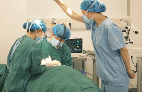 秦偉為患者主刀眼眶手術。重慶松山醫院供圖