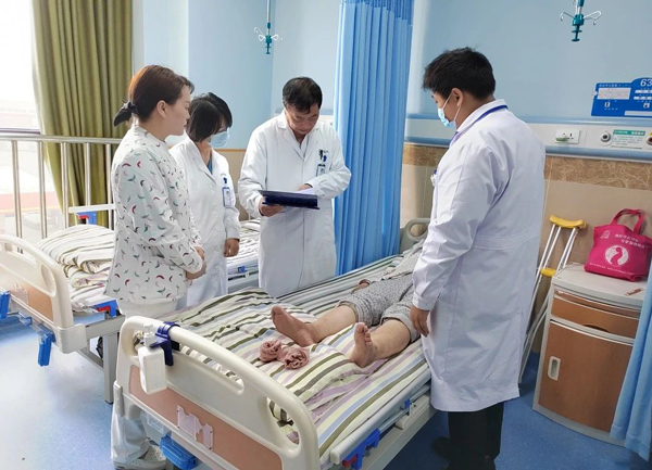 醫生查房。重慶西區醫院供圖