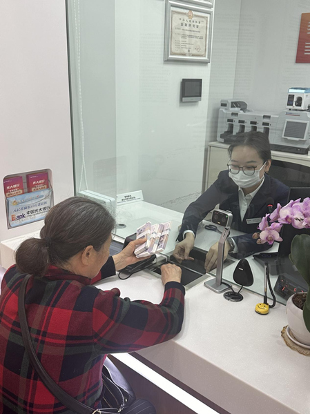 工作人員為客戶兌換小面額零鈔。光大銀行重慶分行供圖