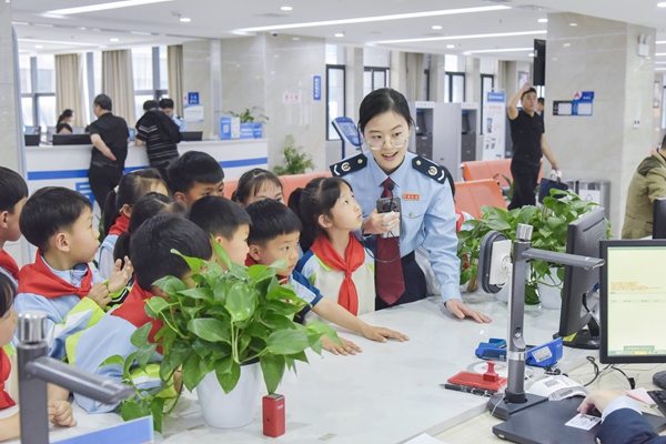 在奉節縣辦稅服務廳，稅務人員帶領“小小稅務體驗師”參觀辦稅窗口，引導同學們“沉浸式”體驗稅費服務。蔡仲垚攝