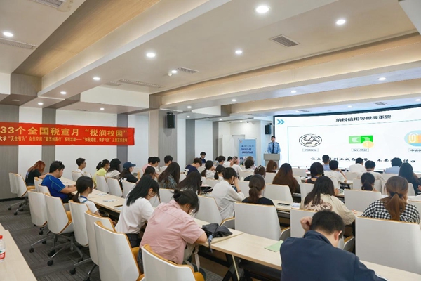 在西南大學，稅務人員向學生講解創新創業相關稅收優惠政策。楊蔓 攝