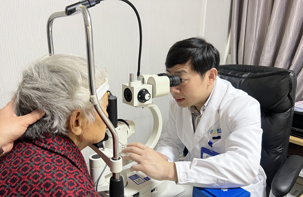 侯乒為患者看診。重慶普瑞眼科醫院供圖