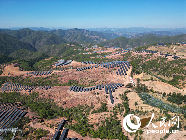 云南南華羅文村的山坡上，一塊塊光伏板連接成片。人民網記者 程浩攝
