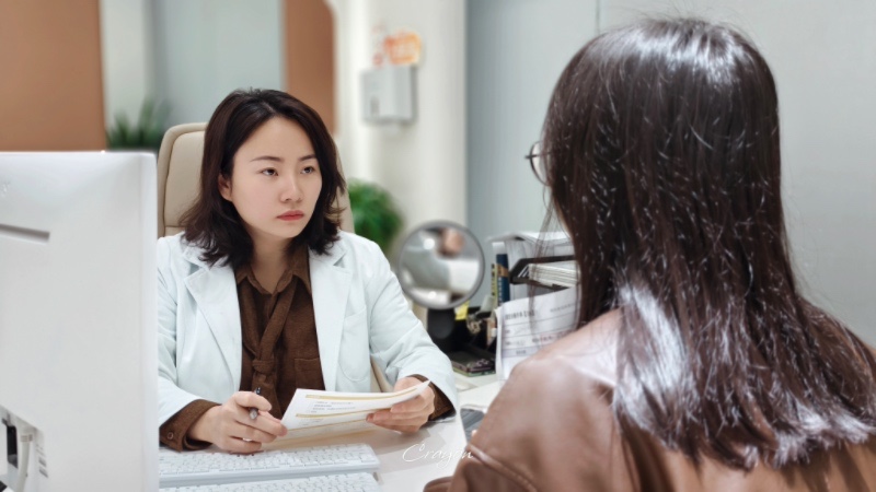 余航美為求美者面診。重慶諾美欣悅（媛頌）醫療美容供圖