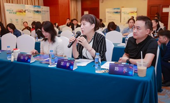 匡毅在會上分享。重慶眼視光眼科醫院供圖