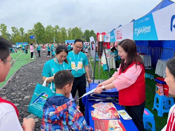 為市民發放宣傳折頁。浦發銀行重慶分行供圖