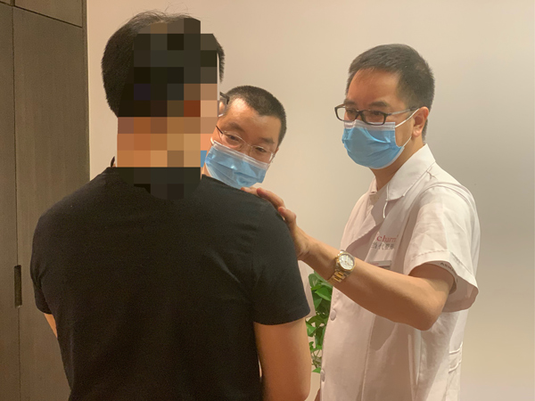 醫生為患者面診。重慶當代整形外科醫院供圖