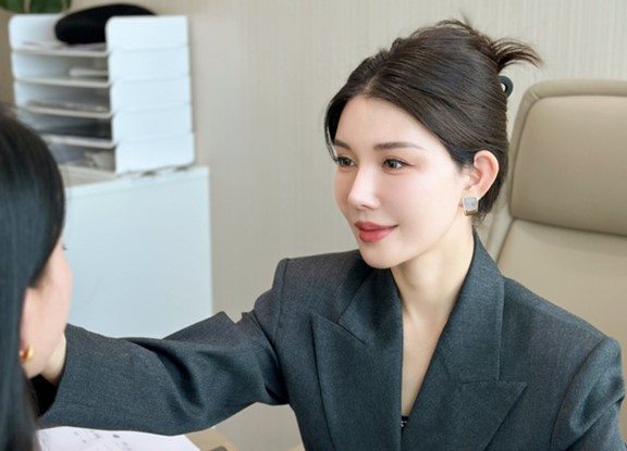 賀睿琳為求美者面診。重慶諾美欣悅（媛頌）醫療美容供圖