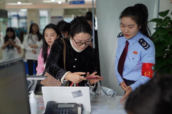 在經開區辦稅服務廳，稅收營商環境體驗師了解房地產交易操作指引和注意事項。歐陽蕾攝