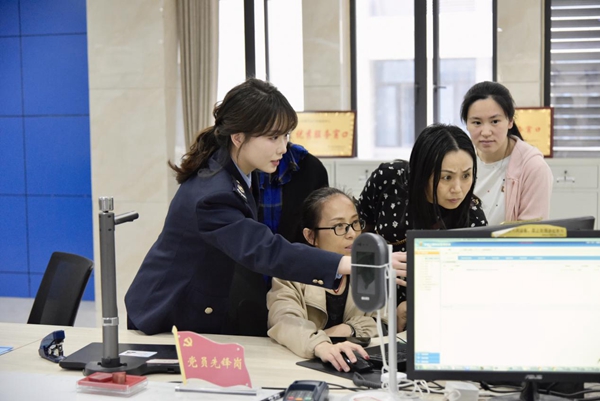 在奉節縣辦稅服務廳，稅收營商環境體驗師體驗納稅申報業務流程。袁遠洋攝