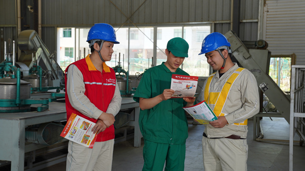 國家電網紅巖（秀山潤德）共產黨員服務隊隊員為平馬猛董聯合茶葉加工廠制茶工作人員講解安全用電知識。萬雪蓮攝