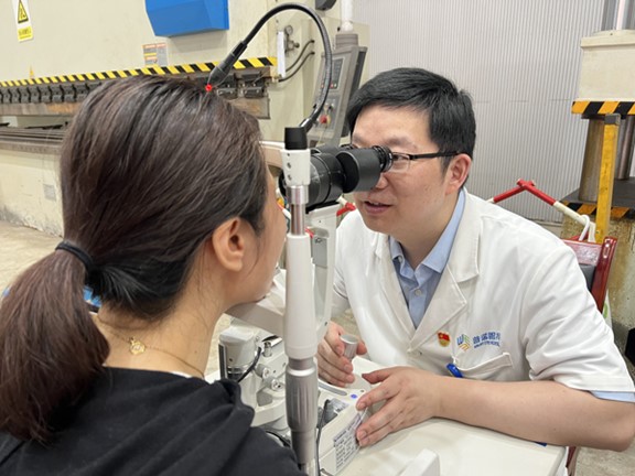 徐奎峰為環衛工人義診。重慶普瑞眼科醫院供圖