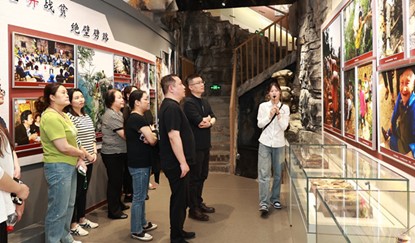 醫護人員參觀中。愛康集團重慶分公司供圖