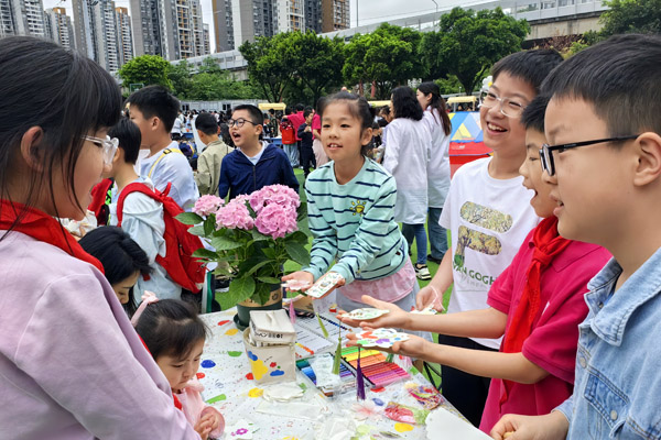 學生結伴參與勞動技能挑戰。袁杰攝