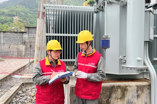 國網重慶城口供電公司員工在35千伏雙河站檢查呼吸器油位。申軒攝