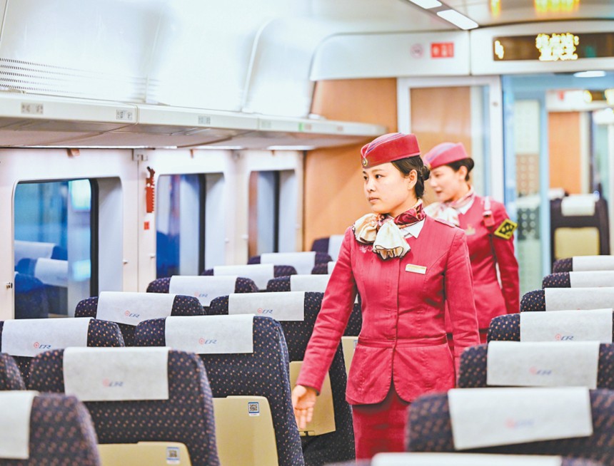 5月4日，石柱縣開往重慶北的D6123次列車到達重慶北站后，重慶客運段動車二隊青工尹露（前）與列車長一同巡視車廂，檢查旅客遺失物品，確保旅客安全出行。通訊員 包亮 攝/視覺重慶