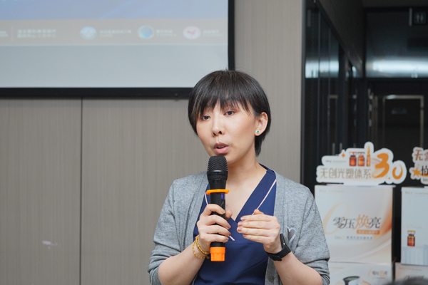 高揚在會上做分享。重慶星榮整形外科醫院供圖