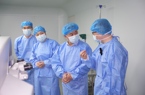 參觀臨床應用設備。重慶普瑞眼科醫院供圖