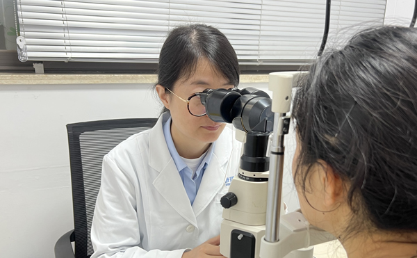 醫生為患者檢查眼部情況。重慶普瑞眼科醫院供圖