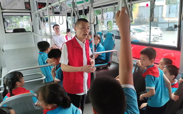 學生在公交車上學習應急處理知識。劉頂身攝