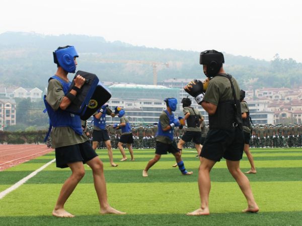 該校國防班學生開展對戰訓練。重慶華繡中等專業學校供圖