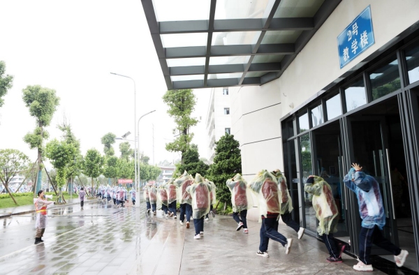 學生們正有序地疏散和撤離。主辦方供圖