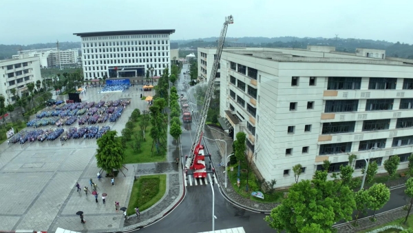 演練現場使用消防云梯進行救援。主辦方供圖