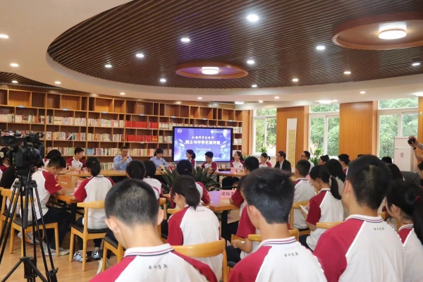 重師附中舉行院士面對面座談會。重慶師范大學供圖