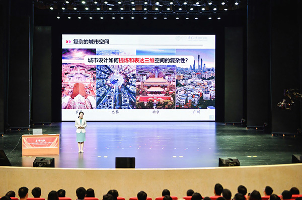 梁思思正在授課。重慶工商大學供圖