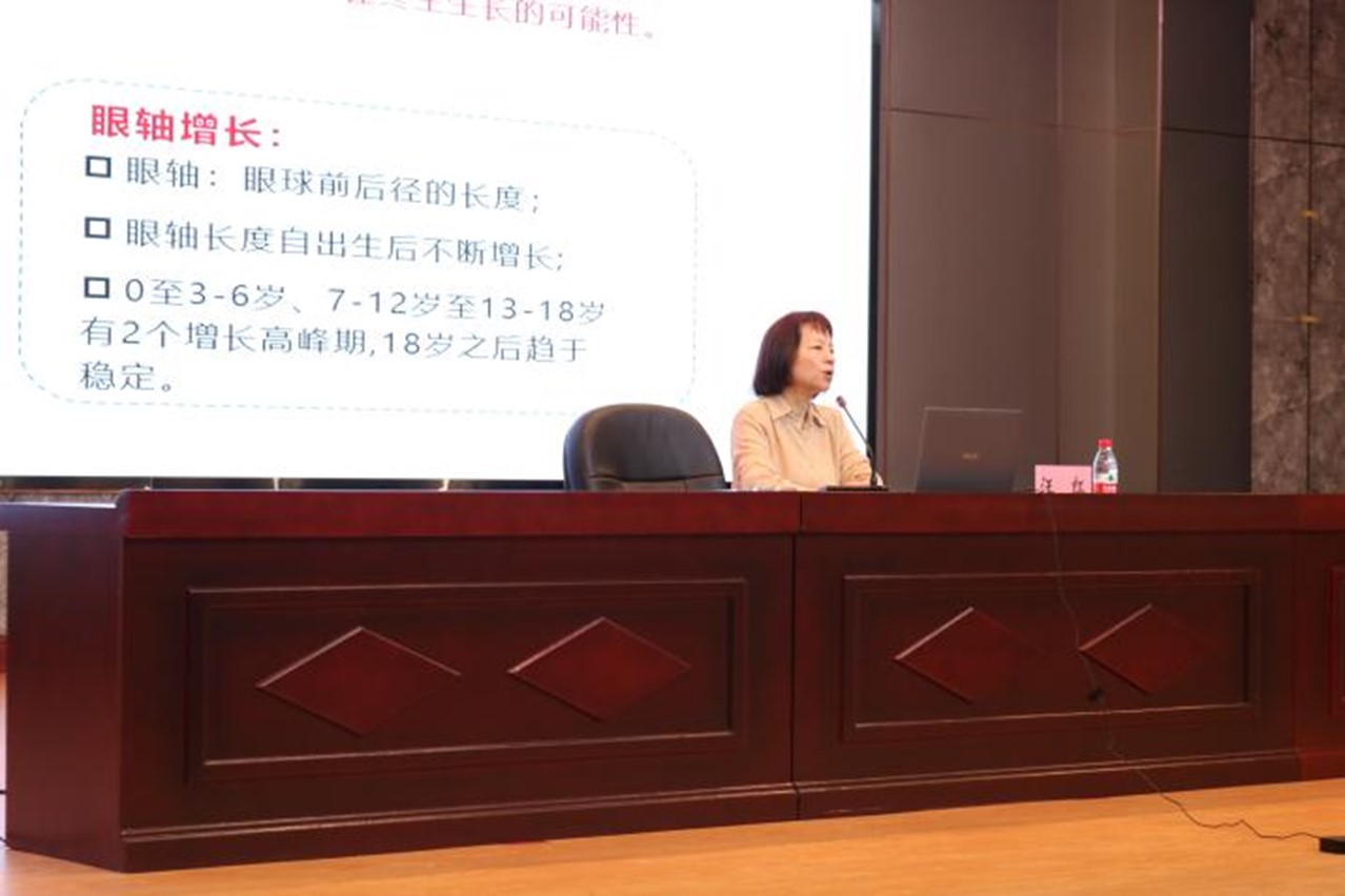 汪紅授課現場。重慶華廈眼科醫院供圖