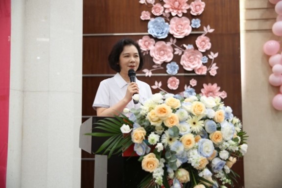 鐘代曲致辭。重慶松山醫院供圖