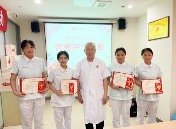 教授常正為優秀護士頒獎。重慶圣佑肛腸醫院供圖