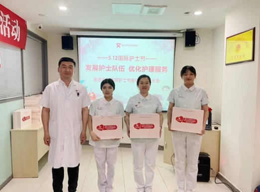 業務院長敬東紅為護理人員送上節日禮品。重慶圣佑肛腸醫院供圖