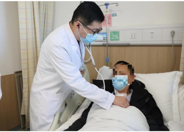 工作中的李煒。重慶西區醫院供圖