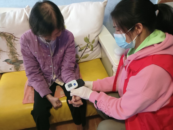 在璧山區，護理人員上門為中度失能人員開展上門護理。中國人壽壽險重慶市分公司供圖