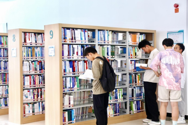 學生正在圖書館看書。重慶電力高等?？茖W校供圖