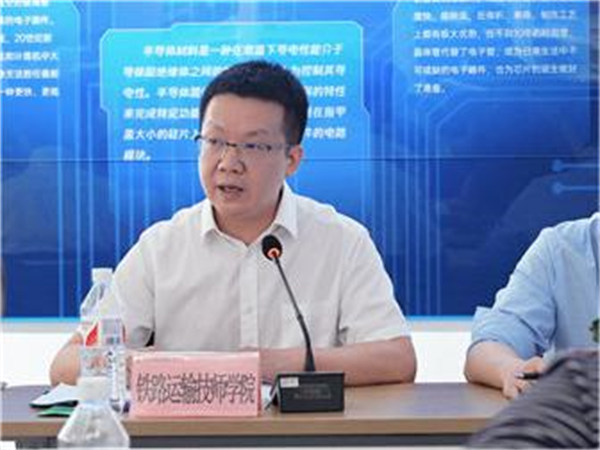 重慶鐵路運輸技師學院黨委書記盧軍介紹情況。重慶鐵路運輸技師學院供圖