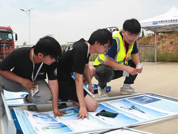 制動組成員向裁判介紹制動設計。重慶理工大學供圖