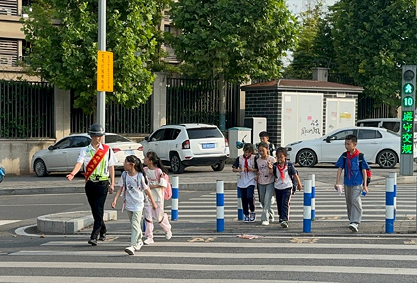 重慶萬科觀承“安全護學崗”護送兒童上下學。萬科物業供圖