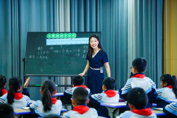 陳曉賀執教《小數的初步認識》。重慶兩江新區金山學校供圖